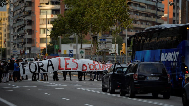 Παραλύει η Καταλονία- Γενική απεργία από τα συνδικάτα (εικόνες)